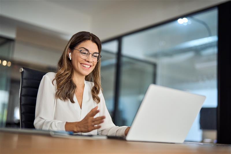 Women smiling at her laptop 